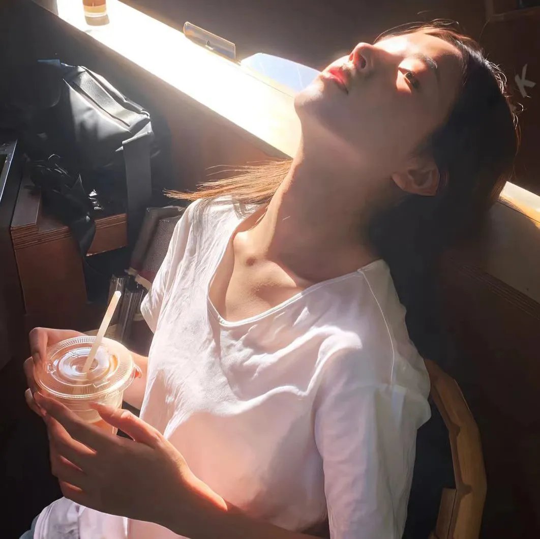 伊莱克特勒滑翔在蓝天